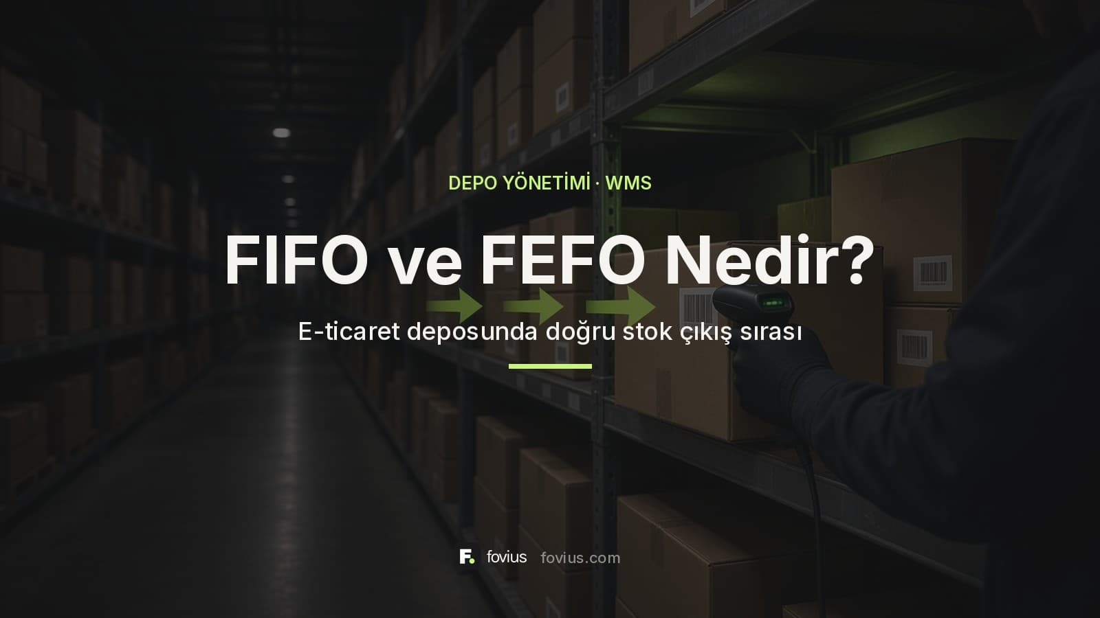 Karanlık e-ticaret deposu rafında barkod okutulan koliler ve FIFO akış okları