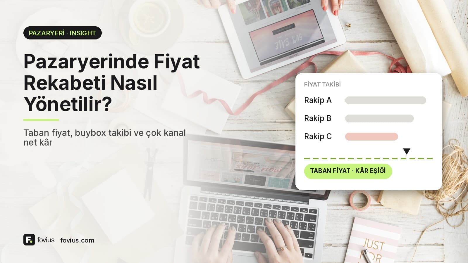 Laptop ve tabletle online alışveriş masası üzerinde rakip fiyat çubukları ve taban fiyat çizgisi gösteren pazaryeri fiyat rekabeti kapağı