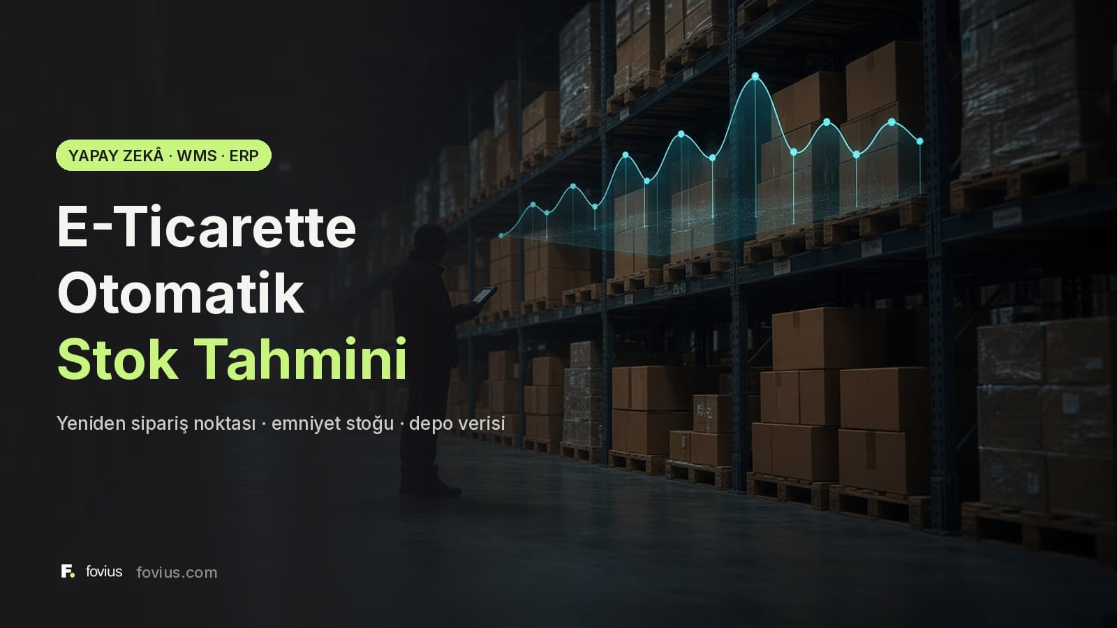 Karanlık e-ticaret deposunda el terminalli çalışan ve raflar üzerinde yapay zekâ talep tahmini eğrisi gösteren otomatik stok tahmini kapağı