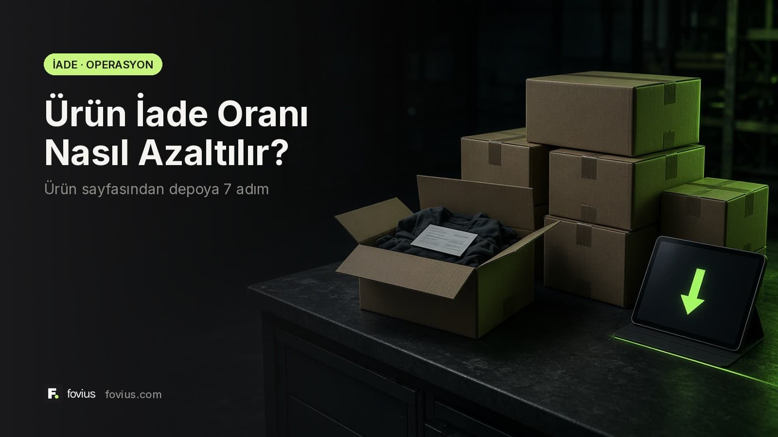 İade masasında koliler ve aşağı ok gösteren tablet
