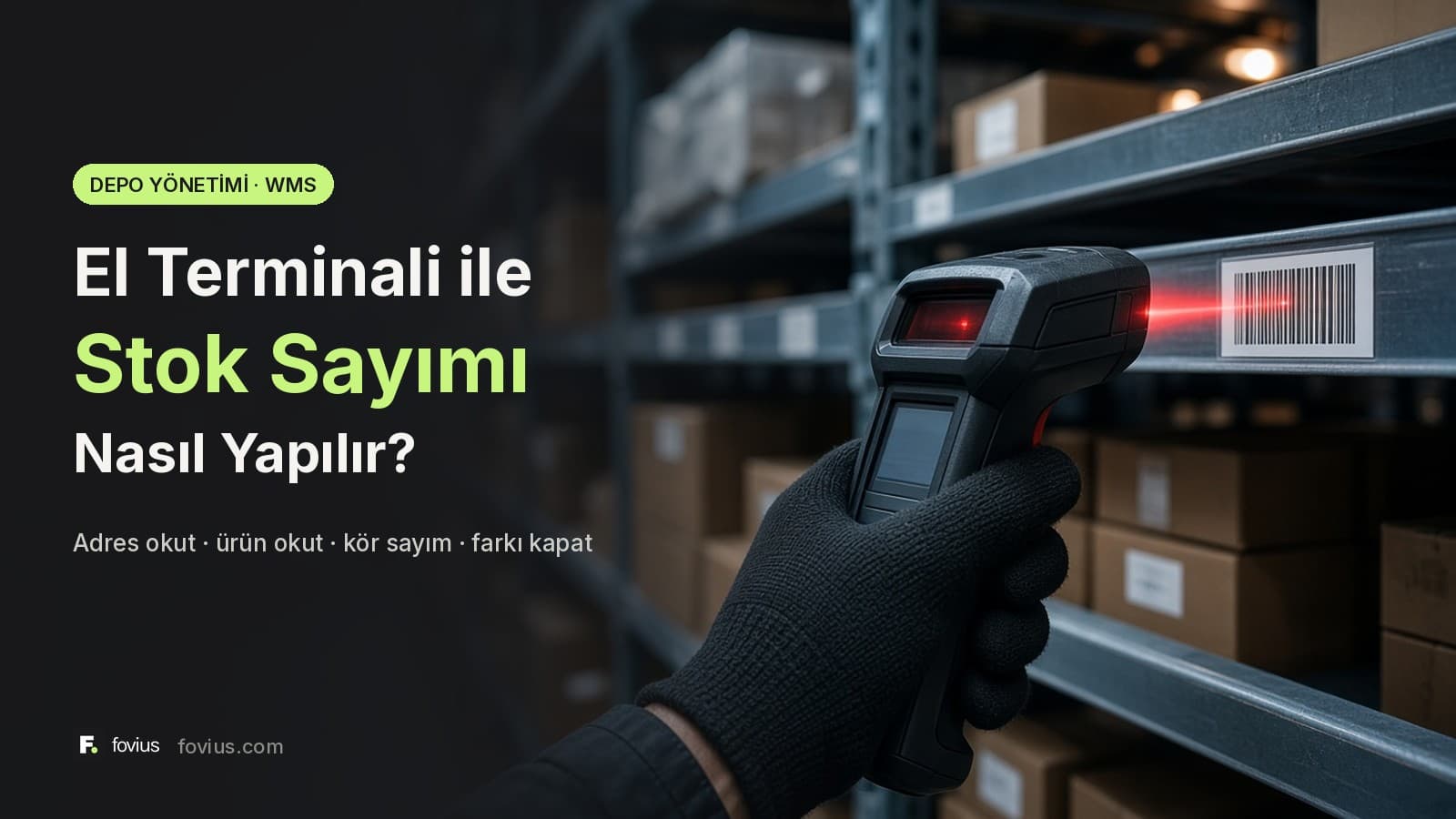 Karanlık depo rafında eldivenli elle ürün barkodu okutan el terminali ve kırmızı tarama ışığı ile stok sayımı kapağı